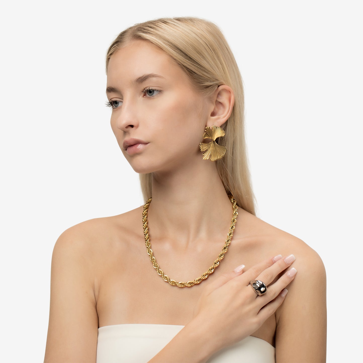 Dream örhängen i guld – elegant veckad bladform som ramar in ansiktet med en lyxig men lätt känsla.Dream örhängen i guld – elegant veckad bladform som ramar in ansiktet med en lyxig men lätt känsla.