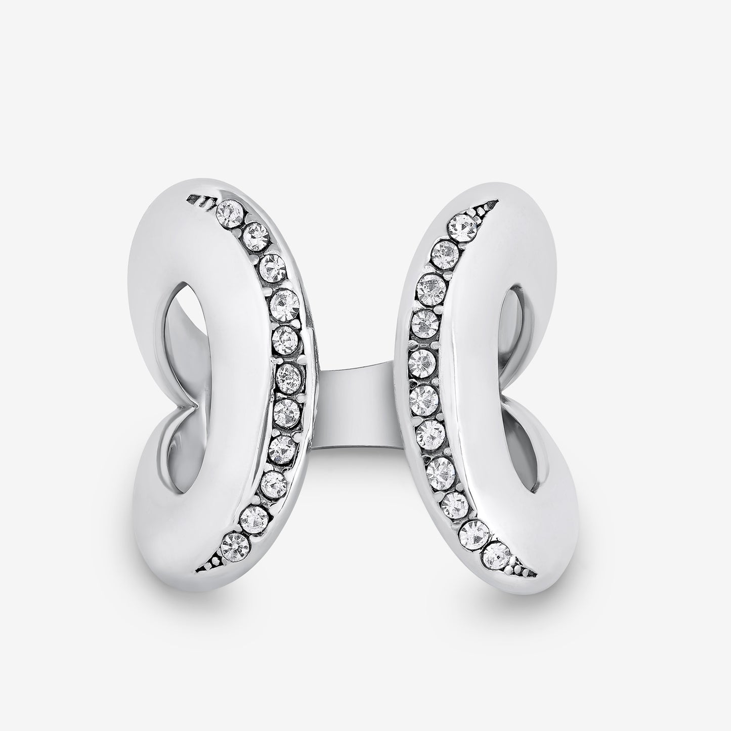 Silverring i form av en stiliserad fjäril med två öppna bågformer dekorerade med klara stenar – en skinande symbol för frihet, skönhet och inre styrka.