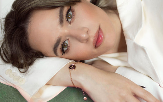 Bild på liggande tjej med smycken från Susanna Falken Jewellery