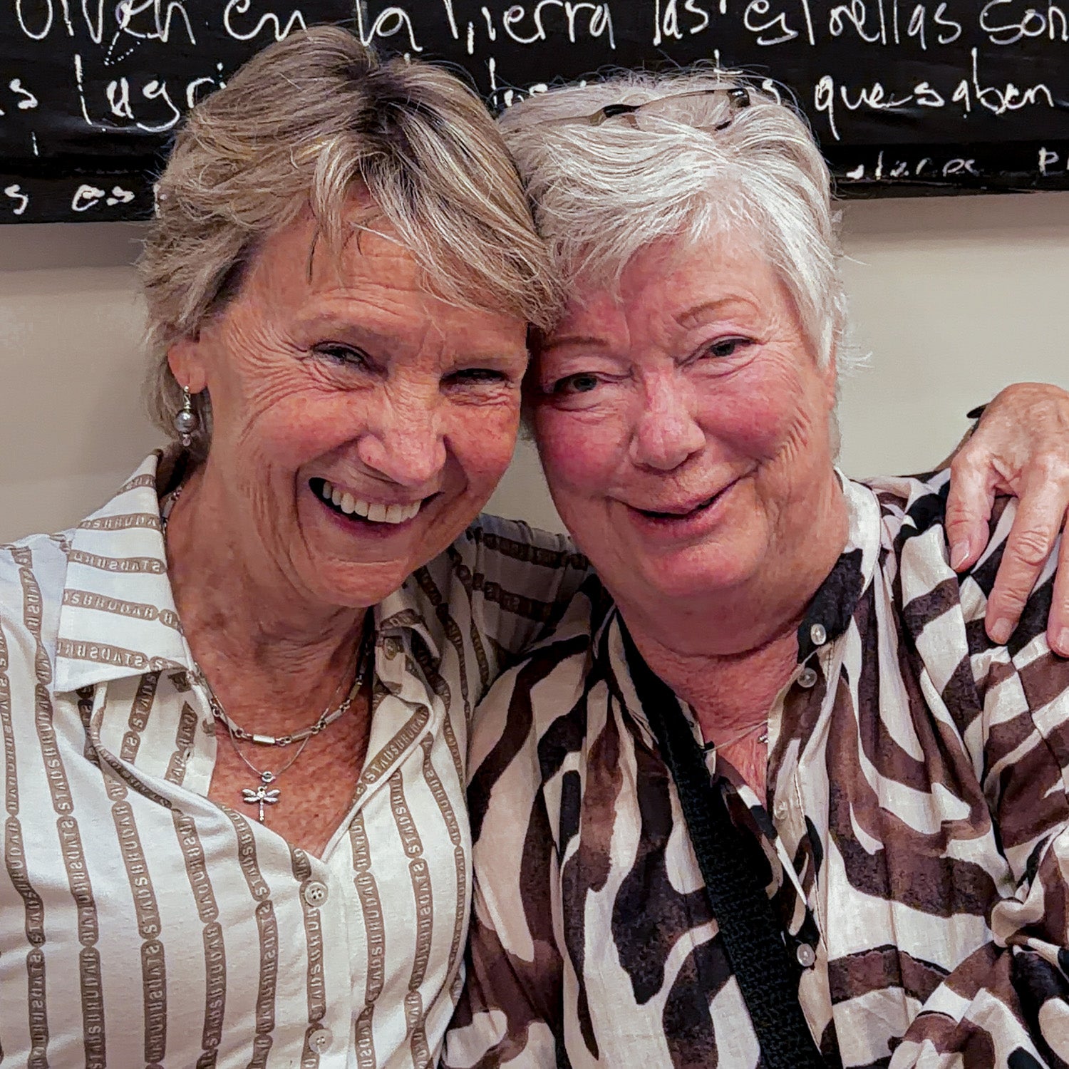  Anna C Belfrage och Agneta Lundgren Järrel bär Vingkraft halsband