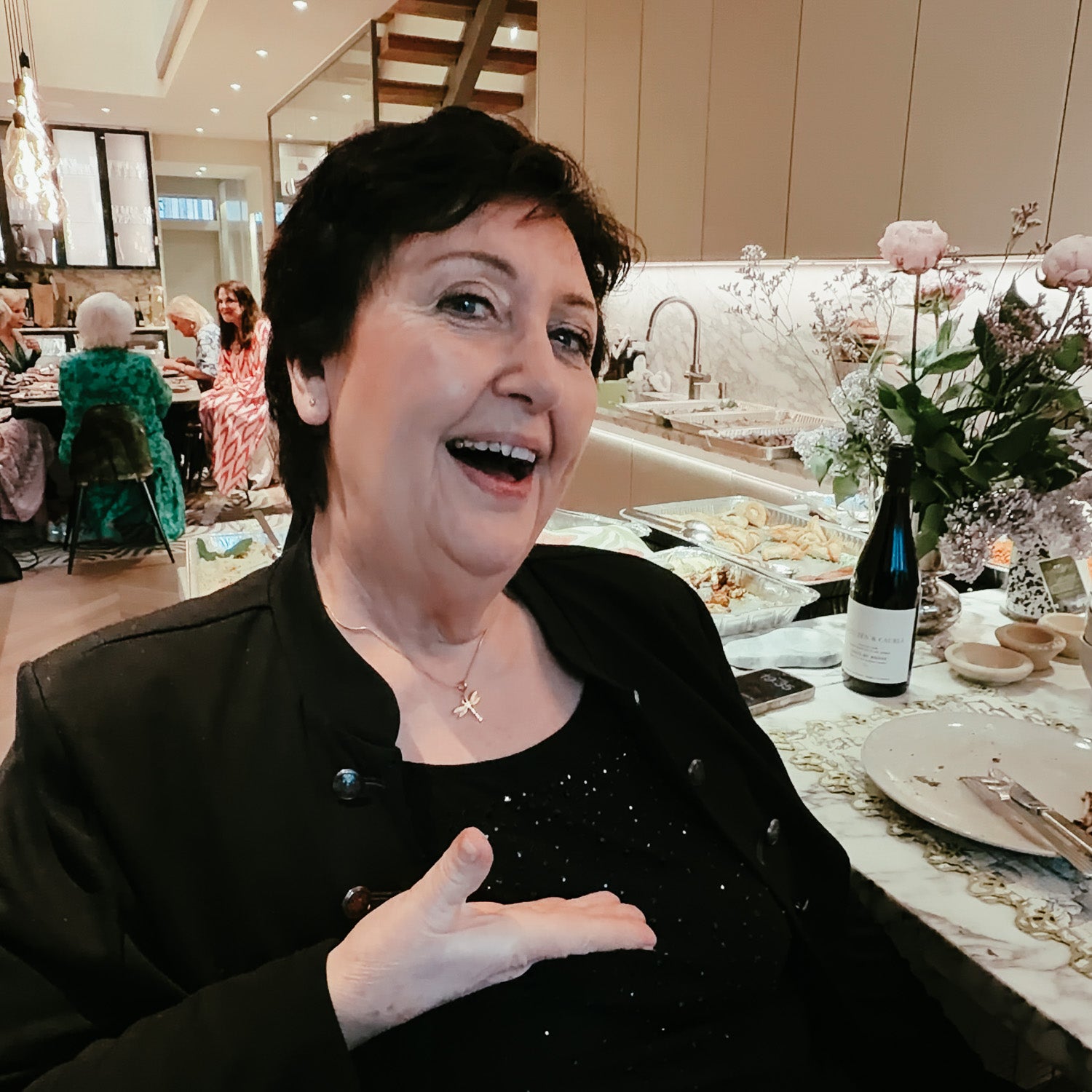 Babben Larsson bär halsbandet Vingkraft från Susanna Falken Jewellery