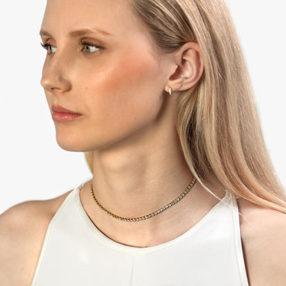 Modell bär halsband i guld och silver - Beatrice tennis Halsband