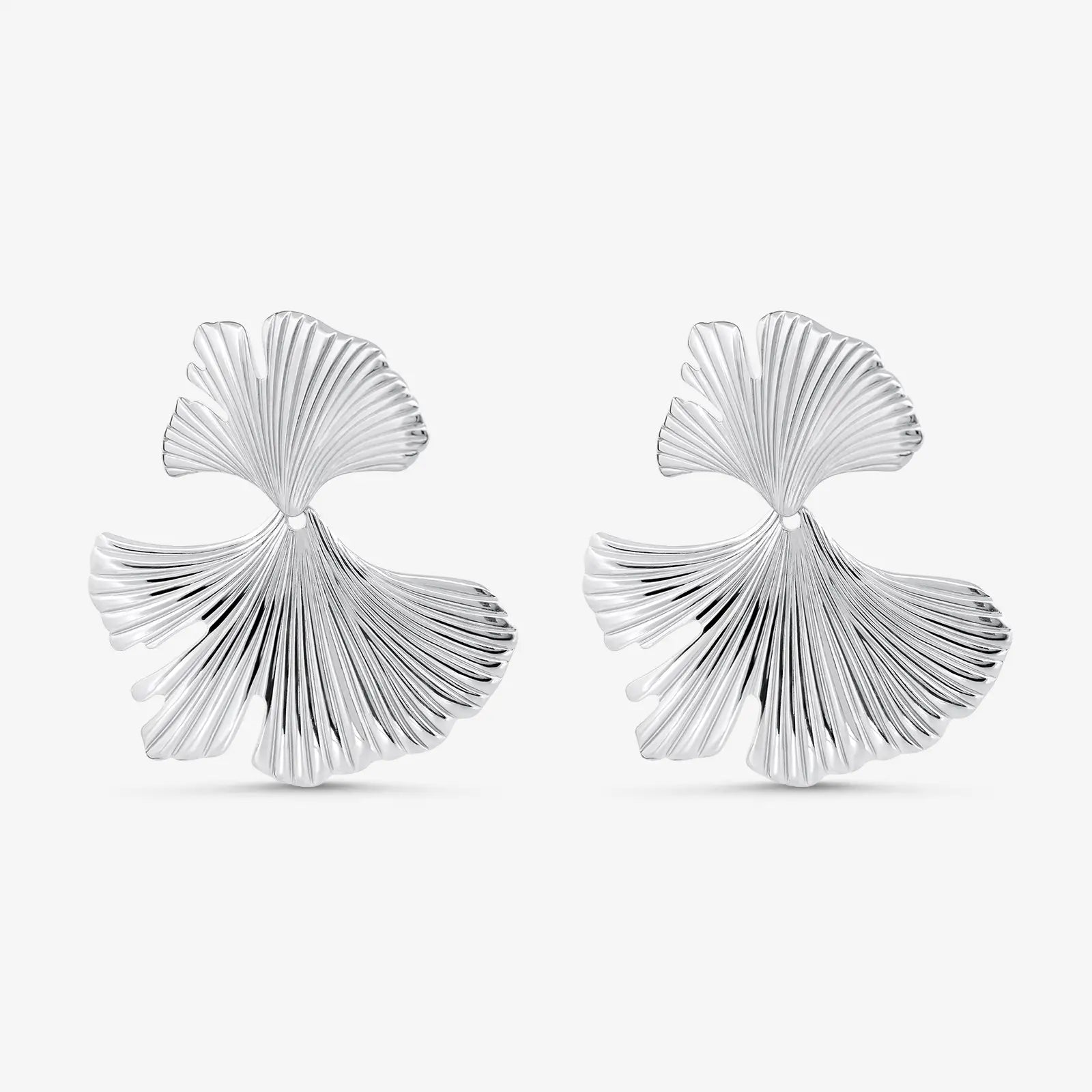 Silverfärgade örhängen i form av två eleganta blad med veckad struktur. Hudvänligt kirurgiskt stål 316L – tidlösa och iögonfallande för både vardag och fest.