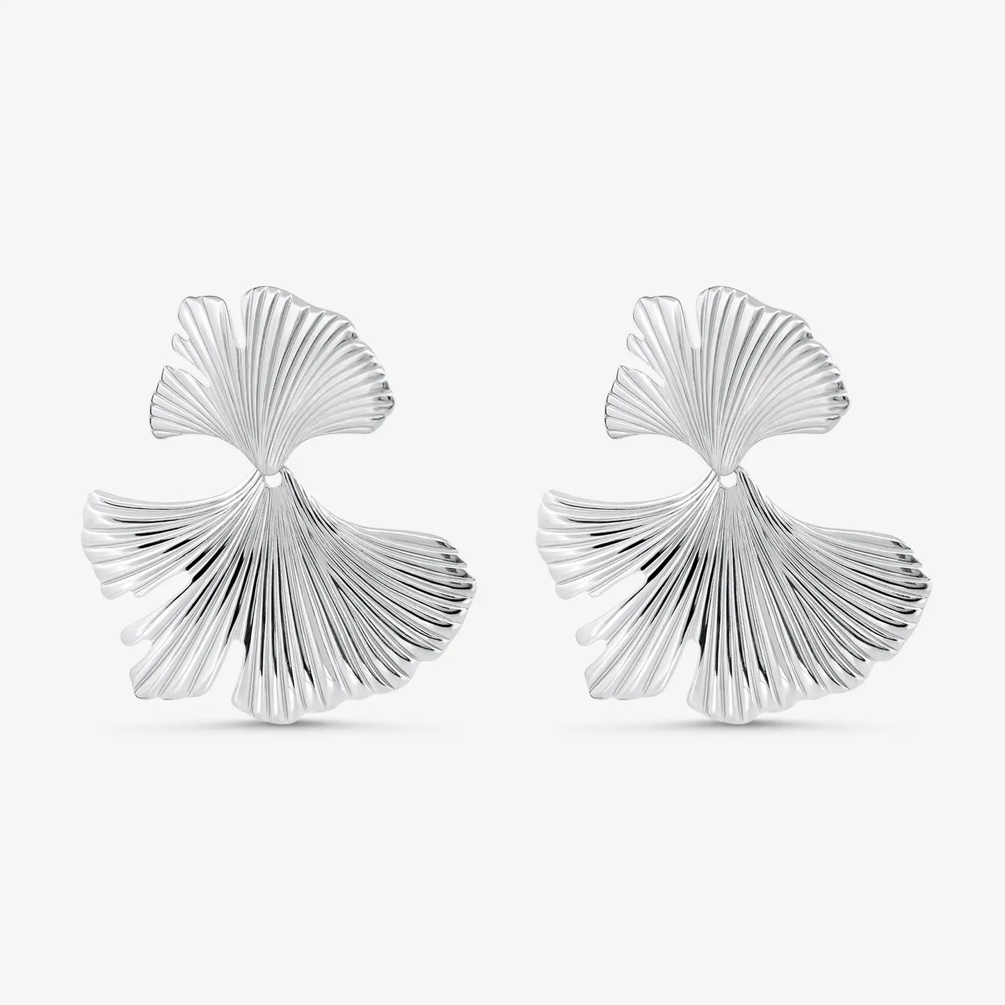 Silverfärgade örhängen i form av två eleganta blad med veckad struktur. Hudvänligt kirurgiskt stål 316L – tidlösa och iögonfallande för både vardag och fest.