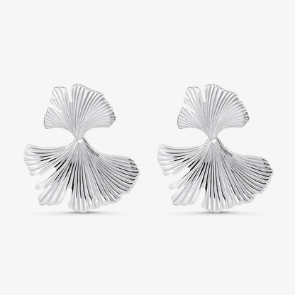 Silverfärgade örhängen i form av två eleganta blad med veckad struktur. Hudvänligt kirurgiskt stål 316L – tidlösa och iögonfallande för både vardag och fest.