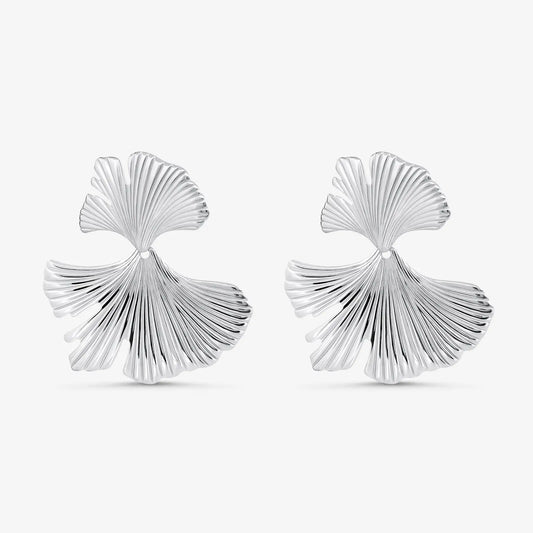Silverfärgade örhängen i form av två eleganta blad med veckad struktur. Hudvänligt kirurgiskt stål 316L – tidlösa och iögonfallande för både vardag och fest.