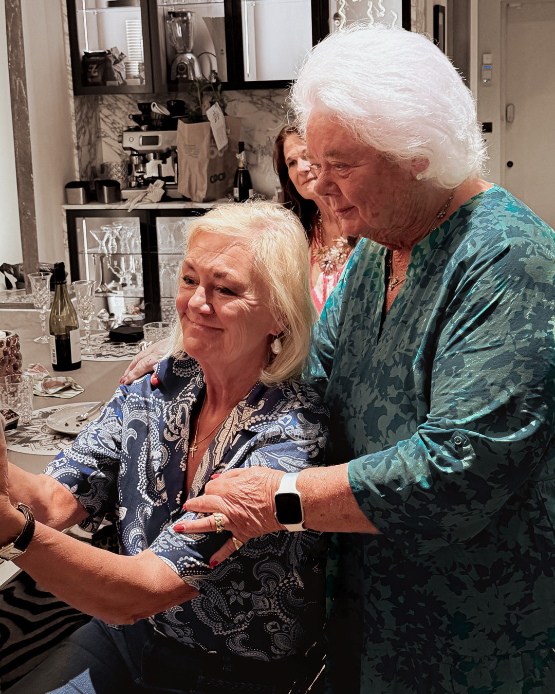 Ettan Bratt och Yvonne Sörensen under ett möte med Stadsbrudskåren inför lanseringen av Vingkraft