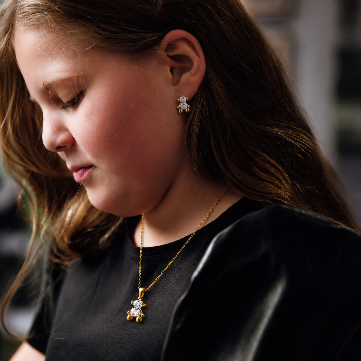 Ung flicka med örhängen och halsband i kirurgiskt stål från Susanna Falken Jewellery