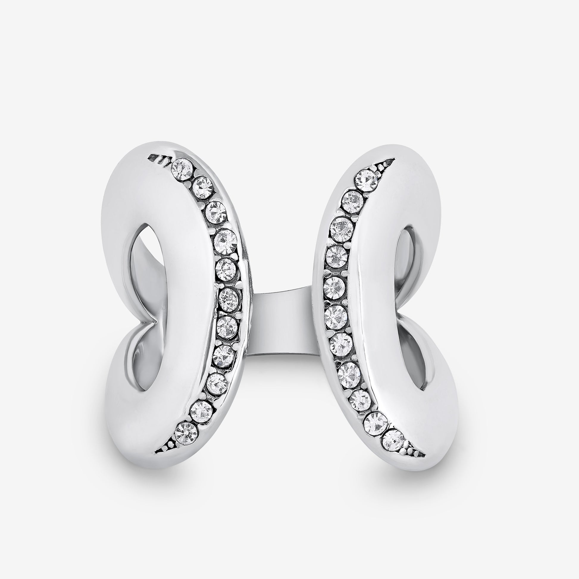 Silverring i form av en stiliserad fjäril med två öppna bågformer dekorerade med klara stenar – en skinande symbol för frihet, skönhet och inre styrka.