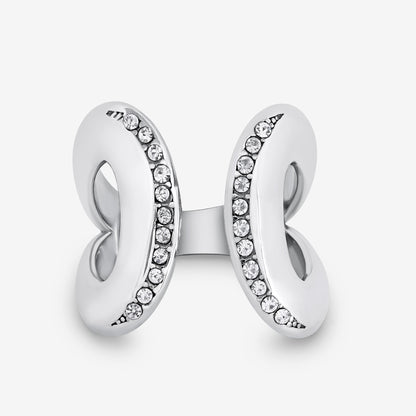 Silverring i form av en stiliserad fjäril med två öppna bågformer dekorerade med klara stenar – en skinande symbol för frihet, skönhet och inre styrka.