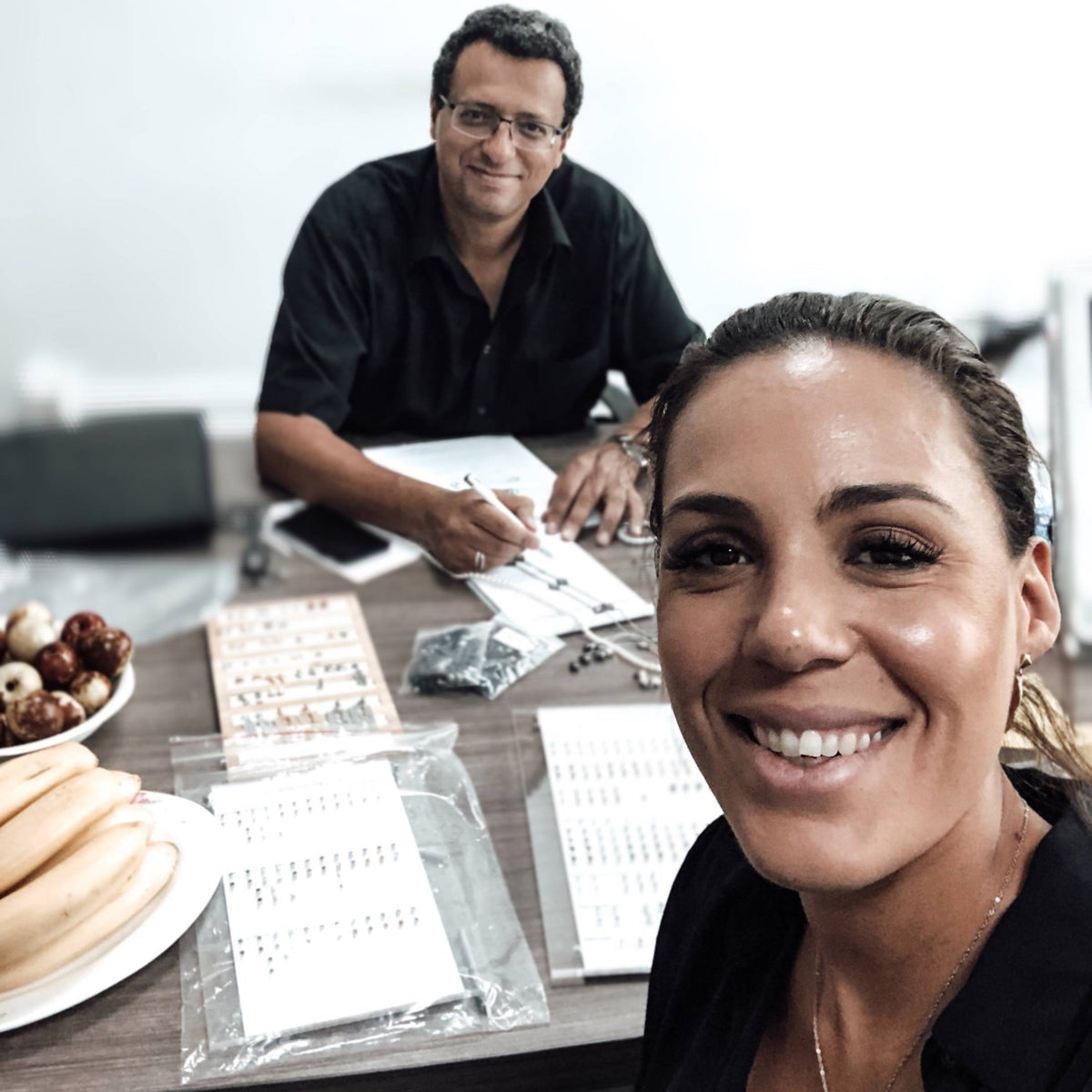 Susanna Falken vid arbetsbordet med smyckesprover