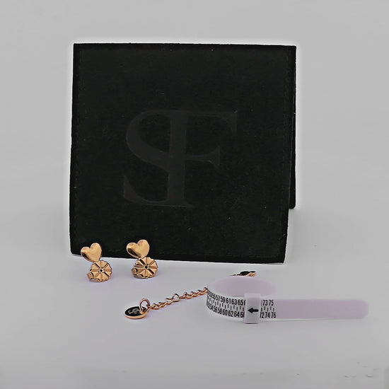 Svart smyckespåse från Susanna Falken Jewellery fylld med måttband för fingrar, förlängningskedja och Stadig Snurrebuss i valbar färg – silver eller guld – på vit bakgrund.