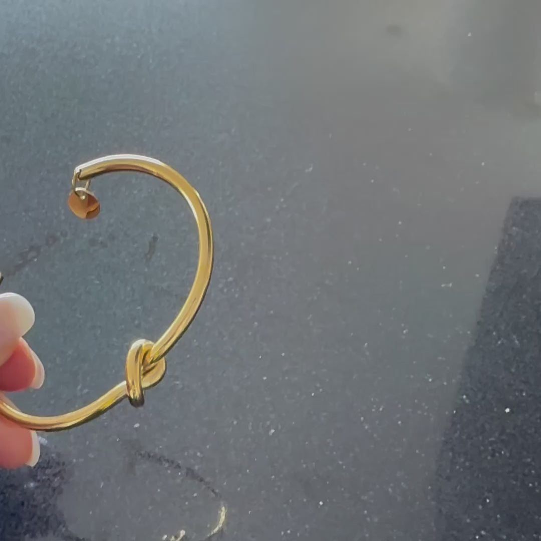 Video som visar hur man justerar Friendship-armbandet från Susanna Falken Jewellery