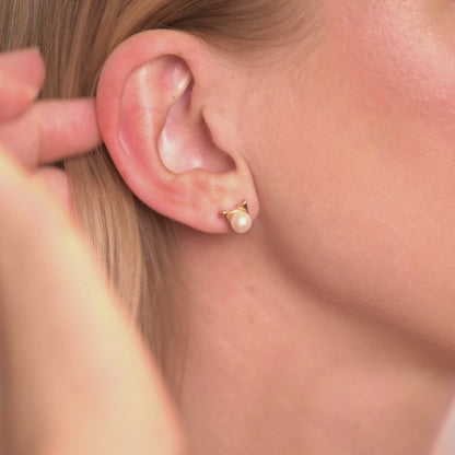 Pendientes clásicos de gato con perlas