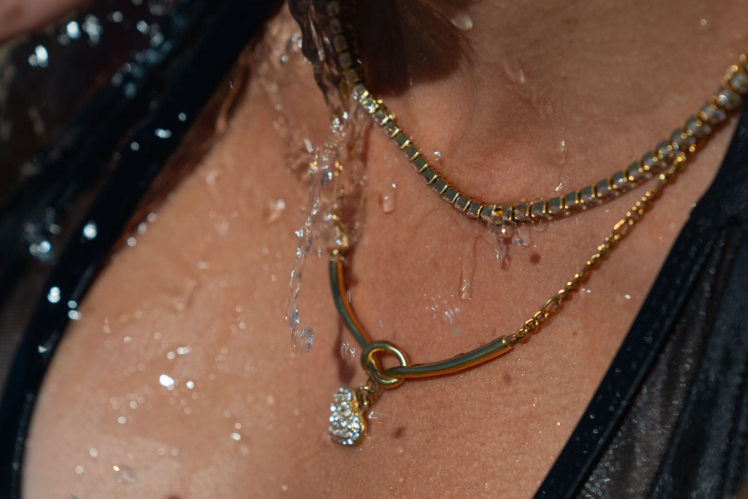 Vattentåliga halsband i guld från Susanna Falken Jewellery, hudvänliga smycken i kirurgiskt stål som håller färg och glans över tid.